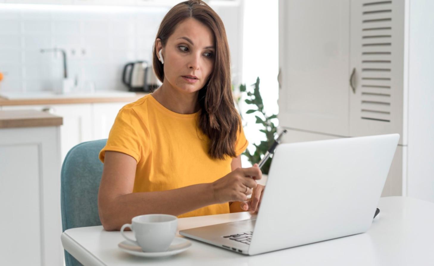 Profesional analizando datos financieros y gráficos de riesgo